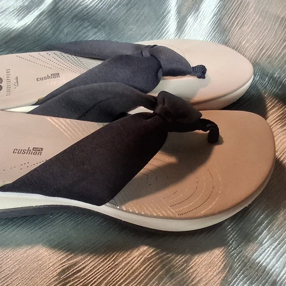Clarks Women's Black and White Sandals - Picture 7 of 8
